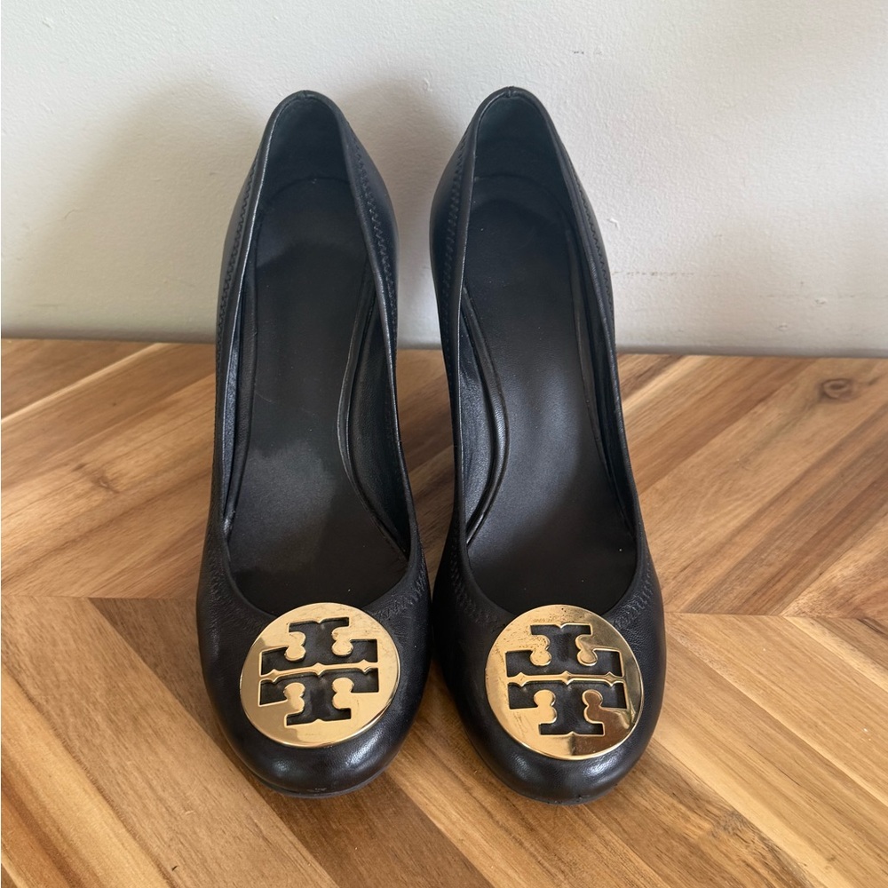 Tory Burch Black Wedge Heels – Size 8.5 – Classic Logo